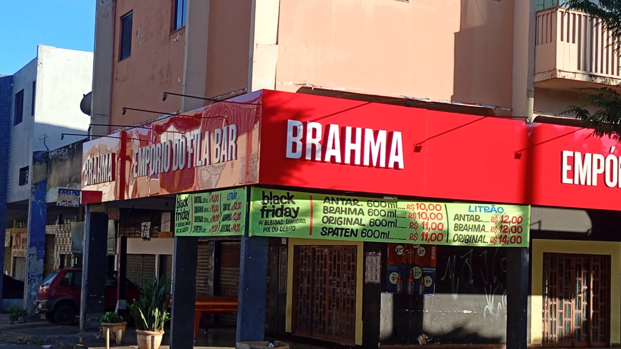 Testeira em lona vermelha — Empório do Fila Bar / Brahma